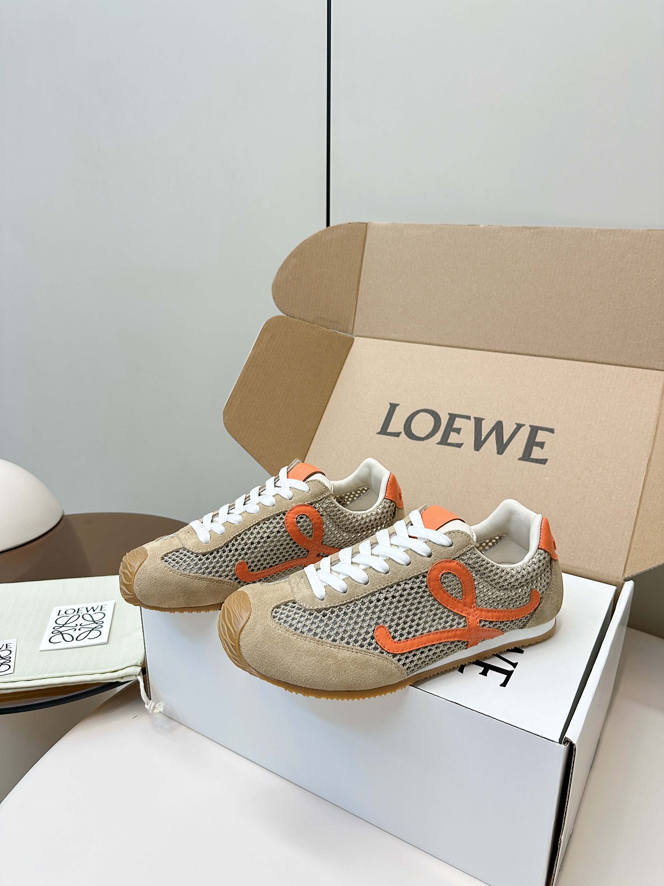 로에베 스니커즈
