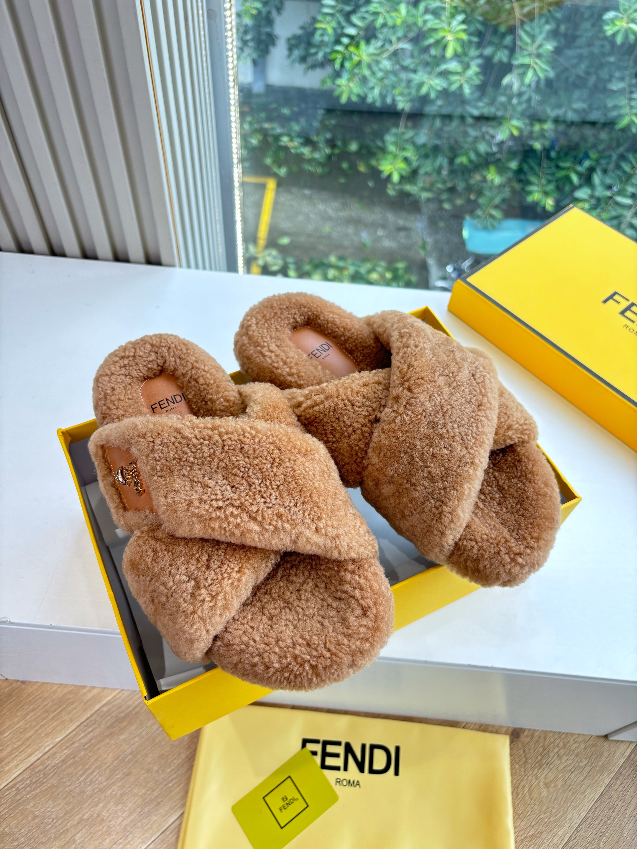 펜디 털슬리퍼